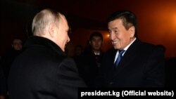 Президент Кыргызстана Сооронбай Жээнбеков (справа) и президент России Владимир Путин в аэропорту «Манас» на фото, опубликованном пресс-службой президента Кыргызстана 28 ноября 2019 года. 