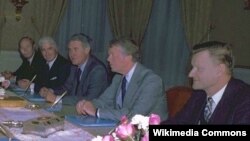 ویلیام سالیوان، نفر دوم از چپ