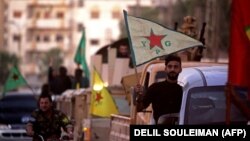 هواداران یگان‌های مدافع خلق در خیابان‌های قمیشلی/ این گروه شبه‌نظامی کرد بخشی از نیروهای دموکراتیک سوریه است که از سوی ائتلاف به رهبری آمریکا حمایت می‌شود.