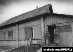 Хозяева посещают свой дом в отселенной деревне Веприн