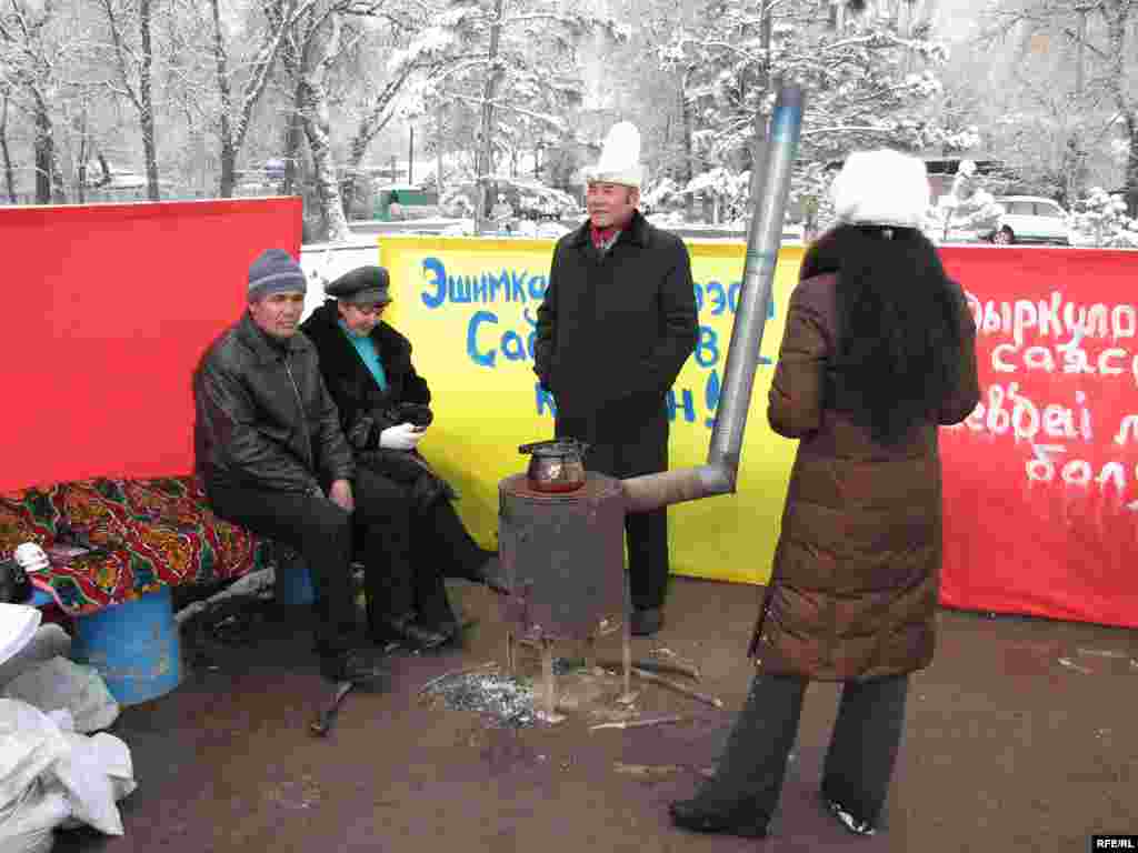 Алар кечээ меш орнотуп, ошонун тегерегинде таң атырышты - Kyrgyzstan -- Several Staffers of UTRK Start Hunger Strike Action Demanding To Dismiss the Director of UTRK Amidst Growing Demands To Reform the UTRK as a Public,18dec08