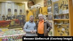 Михаил (слева) с директором музея памяти жертв репрессий "Память Колымы" Иваном Паникаровым