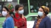 Женщины в защитных масках на улице в Ашгабате. 13 июля 2020 года.