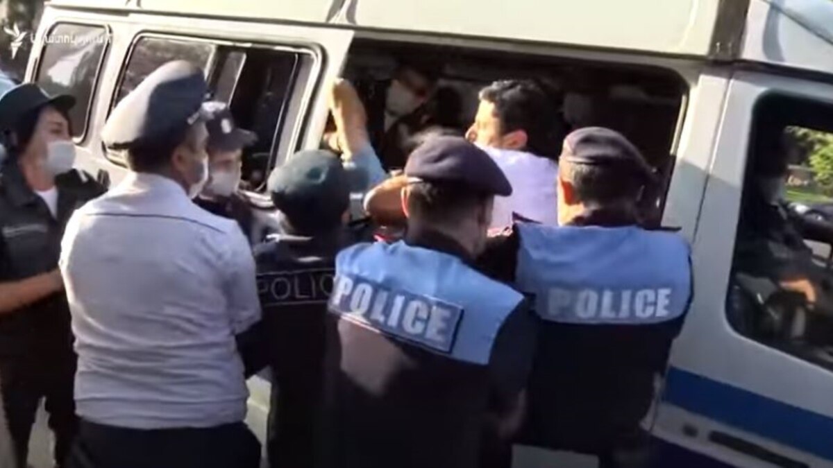 Полицейские подвергли приводу активистов, протестовавших у здания парламента против эксплуатации Амулсарского рудника
