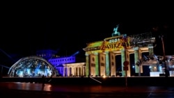 Пустая площадь перед Бранденбургскими воротами в Берлине.