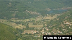 Селото Слатино и Слатинско Езеро во општина Дебарца.