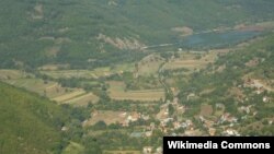 Селото Слатино и Слатинско Езеро во општина Дебарца.