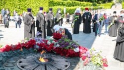 Глава УПЦ (МП) Онуфрій під час покладання квітів до Вічного вогню в Парку Слави. Київ, 9 травня 2020 року