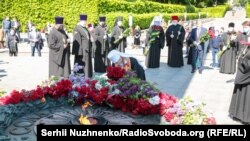 Глава УПЦ (МП) Онуфрій під час покладання квітів до Вічного вогню в Парку Слави. Київ, 9 травня 2020 року