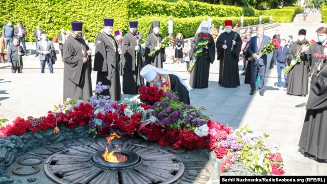 Глава УПЦ (МП) Онуфрій під час покладання квітів до Вічного вогню в Парку Слави. Київ, 9 травня 2020 року