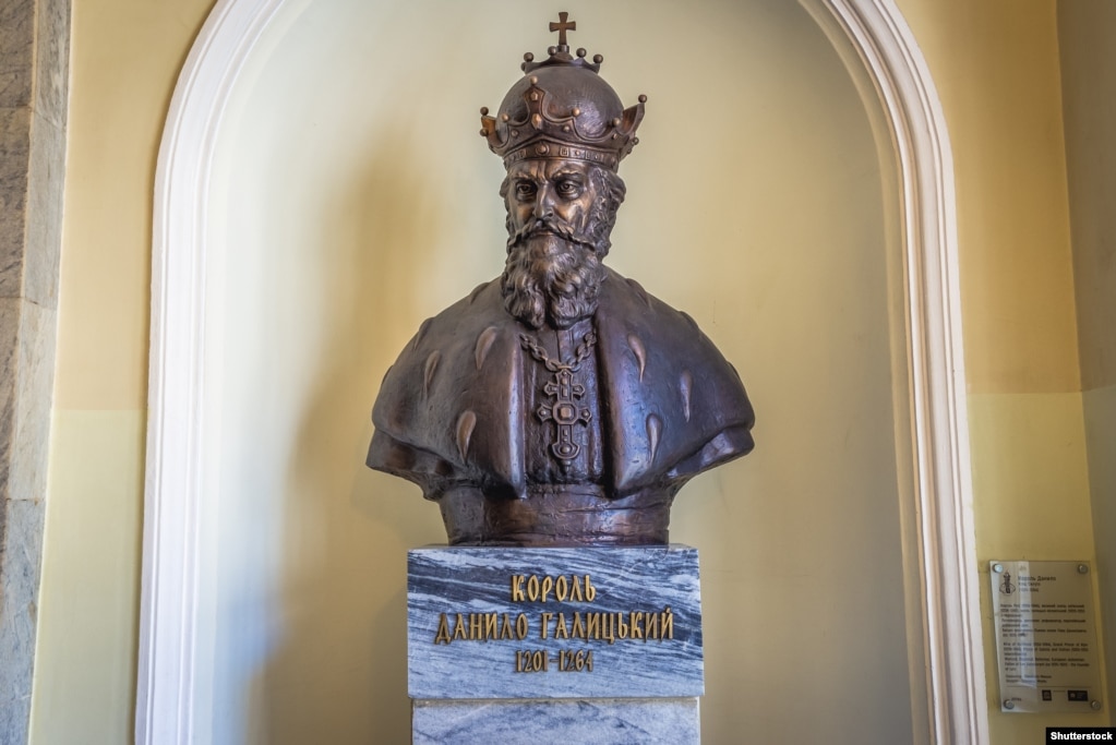 Скульптура короля Русі Данила в будівлі Львівської ратуші