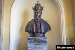 Скульптура короля Данила Галицького в будівлі Львівської ратуші