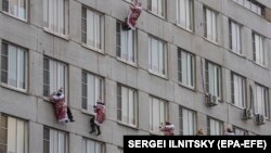 Россия, пожарные одеты "по-новогоднему" (архивное фото)
