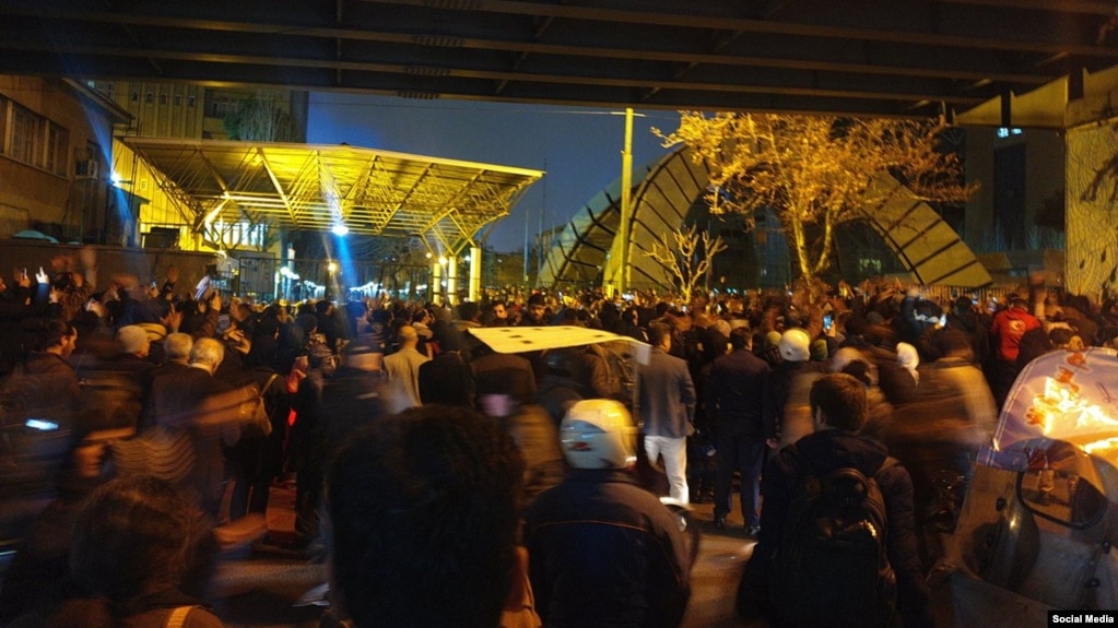 صحنه‌ای از اعتراض‌های روز شنبه، مقابل دانشگاه امیرکبیر تهران