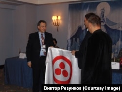 Знамя Мира на церемонии передачи сертификата Донецкому театру оперы и балета