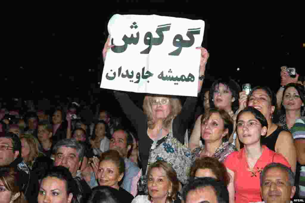 UAE -- Iranian singer "Googoosh" performs in Dubai, 26Mar2008