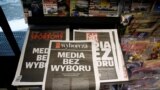 Primele pagini ale principalelor ziare din Polonia cu sloganul „Mass-media fără alegere”, în semn de protest față de intenția autorităților de a impune un impozit pe publicitate, Varșovia, 10 februarie 2021