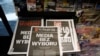Glavne poljske dnevne novine u februaru ove godine su zacrnile naslovnice, napisavši 'Mediji bez izbora'. Deseci medija tada su učestovali u zatamnjenju na 24 sata, optužujući vladu da je osmislila porez koji bi ograničio slobodu izražavanja i medijski pluralizam