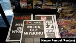 Fekete címlappal és "Média - választási lehetőségek nélkül" felirattal jelentek meg a magánkézben lévő lengyel napilapok a reklámadó elleni tiltakozásul, 2021. február 10.