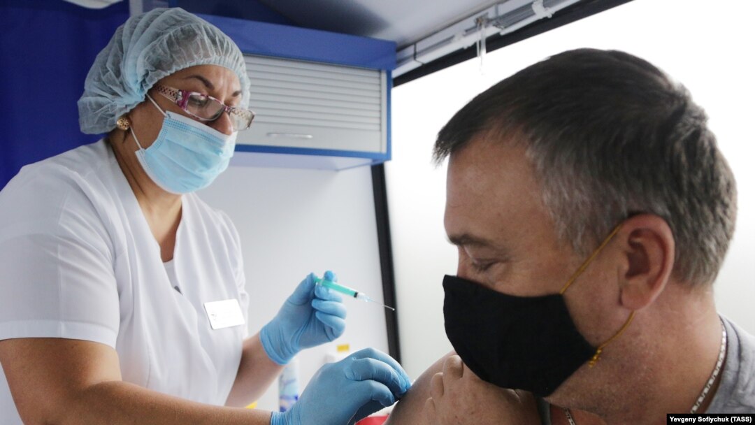 Владите ширум светот се очајни за вакцина која ќе помогне да се стави крај на пандемијата, што предизвика повеќе од 900.000 смртни случаи и глобални економски превирања.