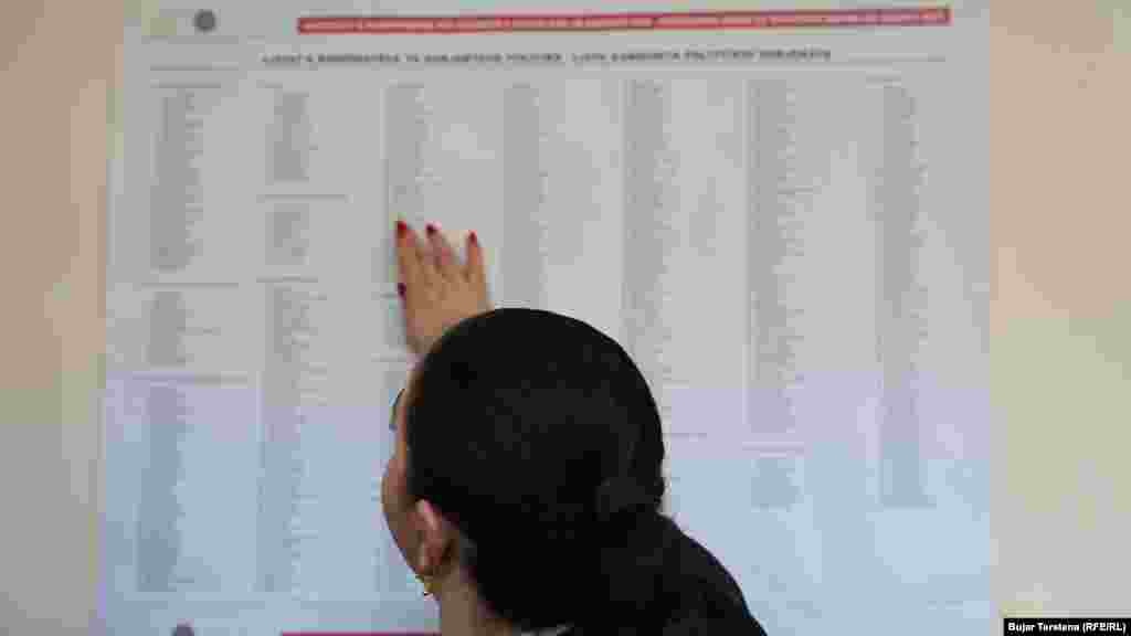 Një grua e kërkon vendvotimin e caktuar për të në një qendër votimi në Mitrovicën e Veriut, për zgjedhjet e parakohshme parlamentare në Kosovë. 