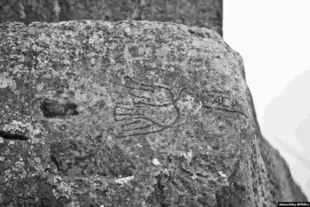 Ramana qalasının təməlindəki sal daşların bəzilərində hansı dövrə aid olduğunu bilmədiyimiz oyma üsulu ilə göyərçin şəkilləri cızılıb.