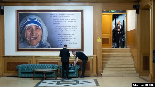 Fotografia e Shën Terezës në hyrje të Kuvendit të Kosovës.