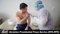 Украинанын президенти Владимир Зеленский Индияда өндүрүлгөн "Ковишилд" (AstraZeneca - Covishield) вакцинасы менен эмделди. Луганск аймагындагы аскердик көчмө оорукана. 2021-жылдын 2-марты.