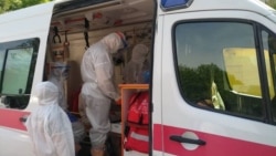 Врачи скорой помощи в Кыргызстане, работающие с пациентами с подозрением на коронавирус. 27 апреля 2020 года.