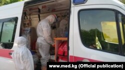 Врачи скорой помощи в Кыргызстане, работающие с пациентами с подозрением на коронавирус. 27 апреля 2020 года.
