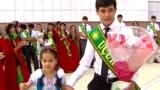 Aşgabadyň orta mekdepleriniň birinde gutardyş dabarasyndan bir pursat.