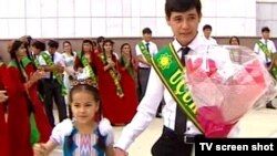 Aşgabadyň orta mekdepleriniň birinde gutardyş dabarasyndan bir pursat.