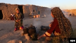 Afghan internally displaced civilians from Faryab province live in a temporary shelter on the outskirts of Herat, Afghanistan (file photo).