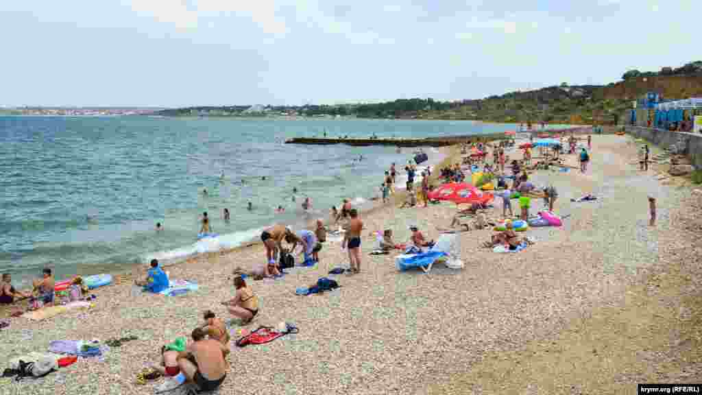 В выходные на пляже отдыхают как жители Северной стороны и Радиогорки, так и приезжие