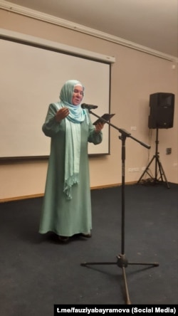 Фәүзия Бәйрәмова иҗат кичәсендә чыгыш ясый