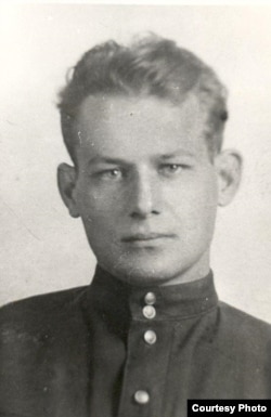 Іван Мележ. 1943 г. (з архіву сям'і І. Мележа)