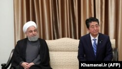 Shinzo Abe və Hassan Rohani (solda) Tehranda, 13 iyun, 2019-cu il