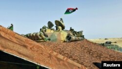 Ливийские повстанцы на дороге между Адждабией и Брегой