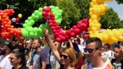 Сотні людей пройшли танцюючи Приштиною під час п’ятого прайду в Косові (відео)