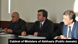 Слева направо: премьер-министр Александр Анкваб, главы Минсоцобеспечения и демографической политики и Минфина – Руслан Аджба и Владимир Делба