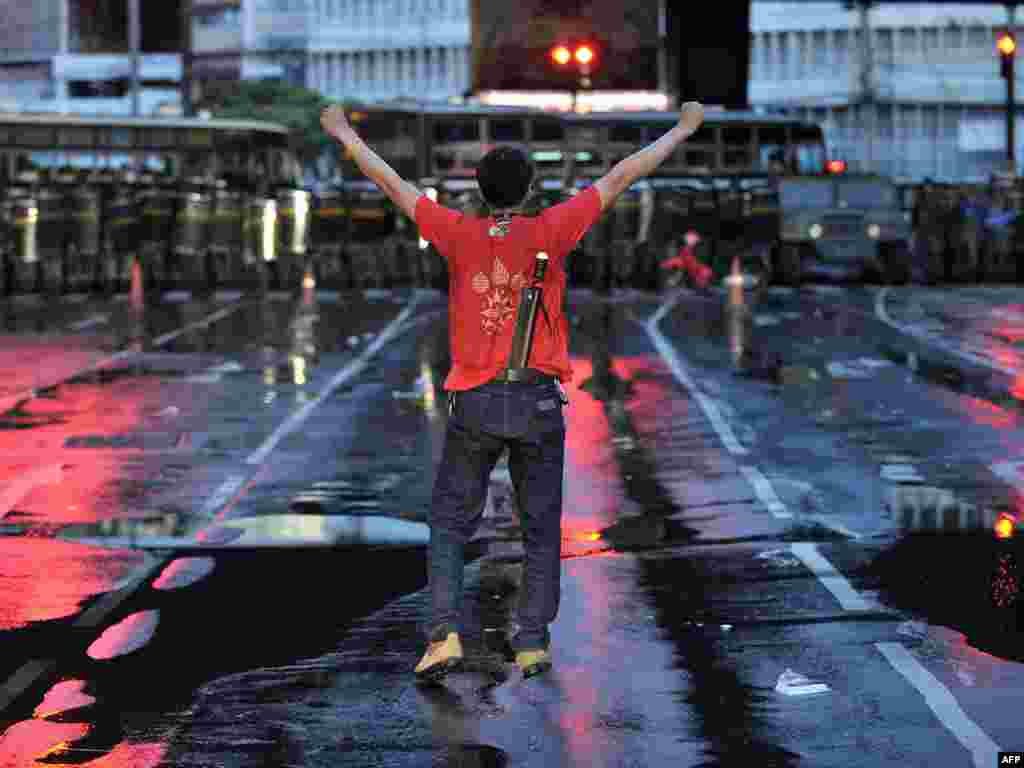 В Таиланде, по меньшей мере, 70 человек получили ранения во время разгона армией антиправительственных демонстраций в Бангкоке