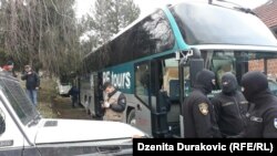 Преместување на мигрантите и бегалците од прифатниот центар Вучјак во БиХ.