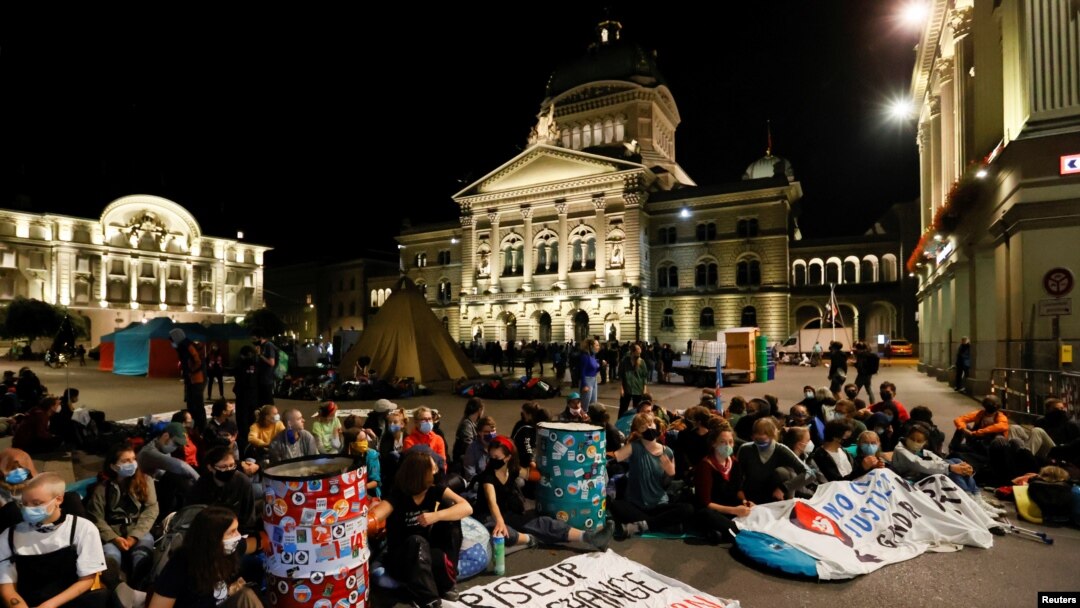 Aktivisti za klimatske promjene na demonstracijama pod nazivom "Ustani za promjene" na Saveznom trgu u Bernu