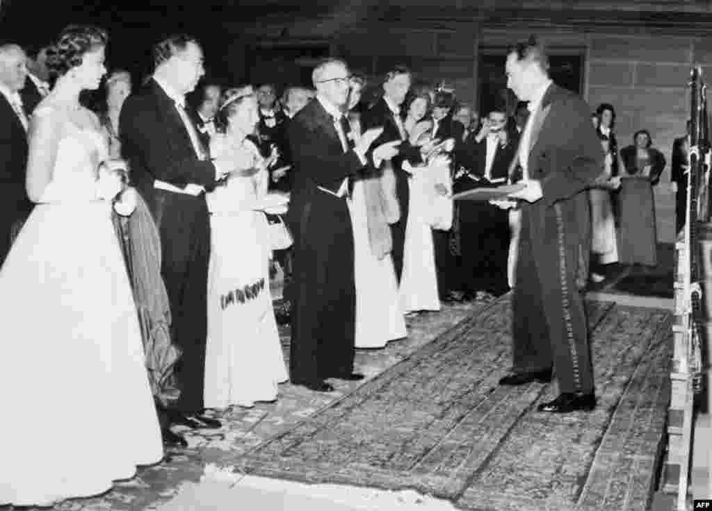 آلبر کامو هنگام دریافت جایزه نوبل ادبیات در دهم دسامبر ۱۹۵۷