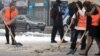 Вработени во комунално претпријатие чистат снег по скопските улици. 