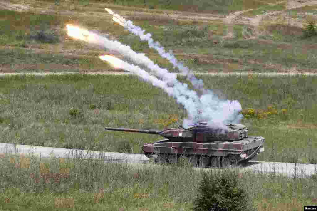 Grčki tenk Leopard ispaljuje signalne rakete dok NATO održava vojne vježbe pod nazivom Brzi odgovor sa zemljama domaćinima Albanijom, Bugarskom, Hrvatskom, Grčkom, Kosovom, Crnom Gorom i Sjevernom Makedonijom, na vojnoj bazi Krivolak u Sjevernoj Makedoniji, 2. juna 2025.