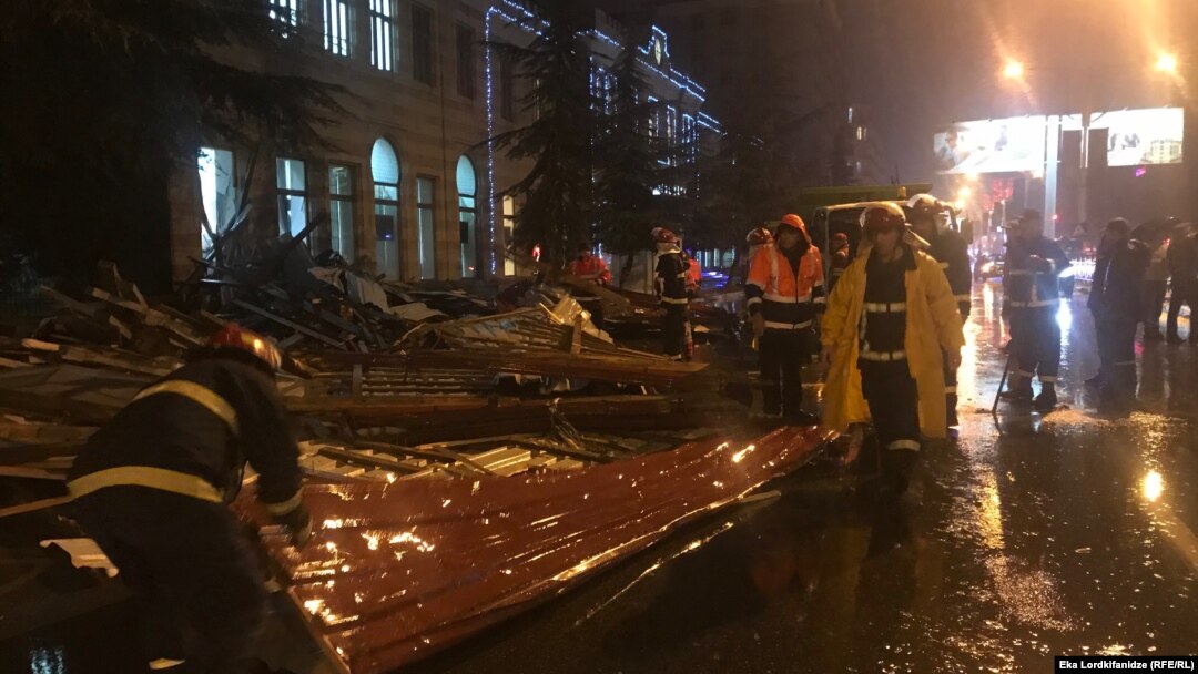 Обломки кровли упали на тротуар, где находились пешеходы