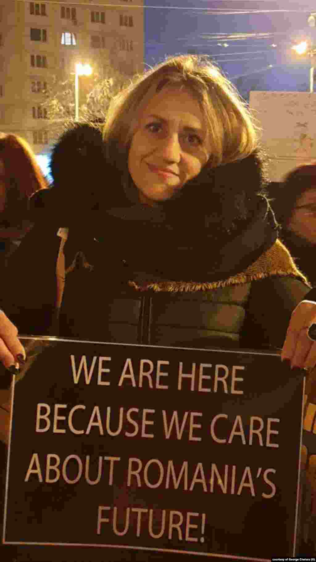 Pancarte în limba engleză, pentru ca vocea protestatarilor să se facă auzită și peste granițe. Suntem aici pentru că ne pasă de viitorul României, scrie pe această pancartă