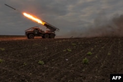 Українська реактивна система залпового вогню стріляє в бік російських позицій у Харківській області.