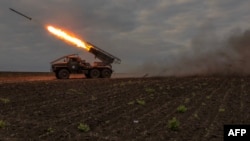 Украинские военнослужащие 92-й штурмовой бригады ведут огонь из реактивной системы залпового огня БМ-21 «Град» по российским позициям в Харьковской области, 15 мая 2024 года